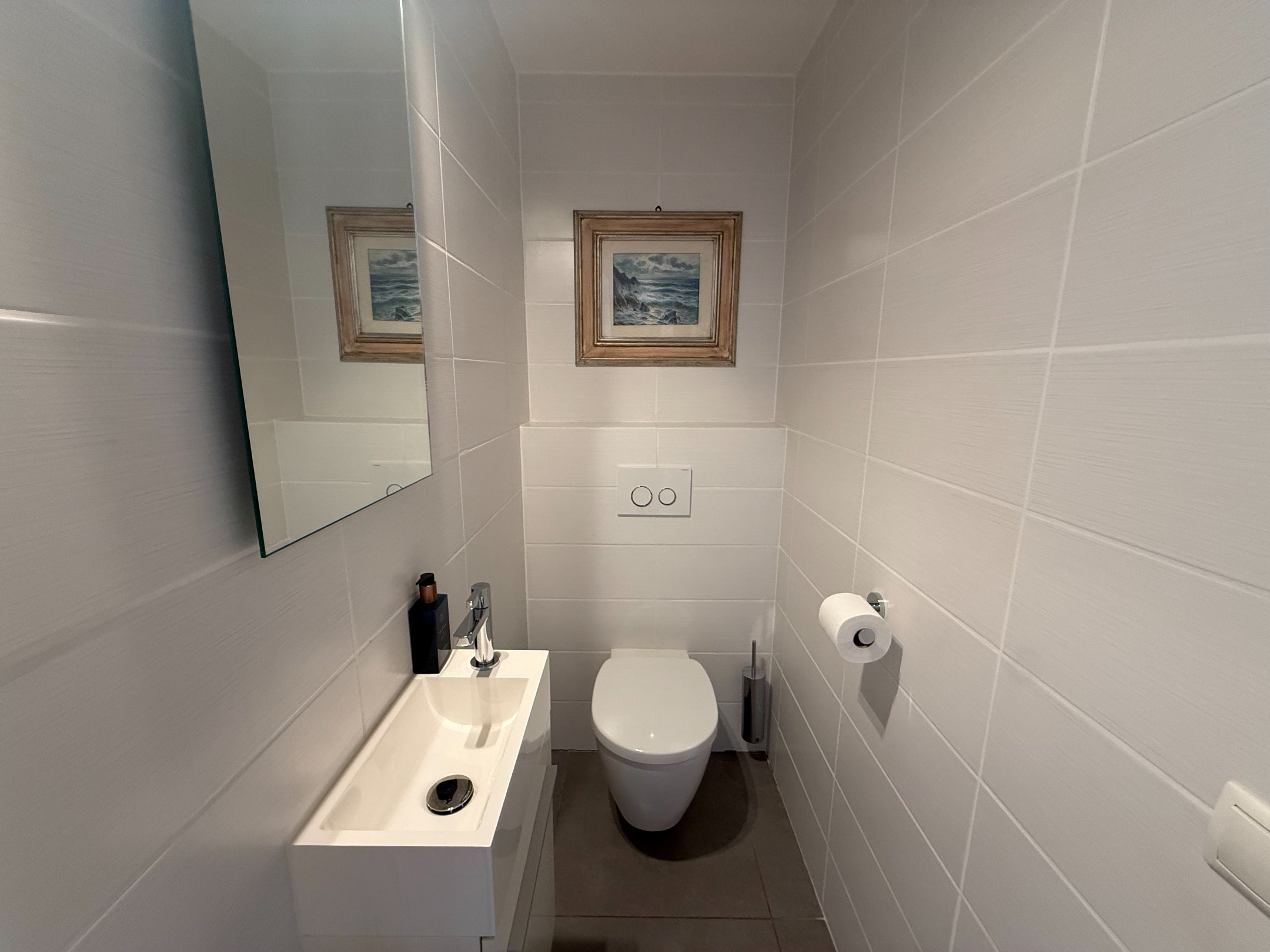 Heel goed gelegen en netjes onderhouden appartement met een open zicht en 2 slaapkamers gelegen in de Koningslaan, vlakbij de Zeedijk. 