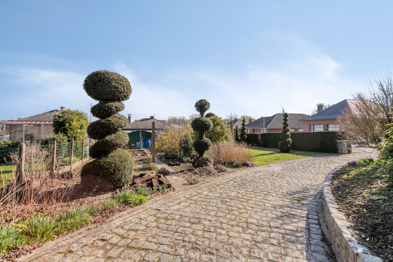 Ruime woning met 4 slaapkamers, veranda en volledig onderkelderd perceel (615 m²) 