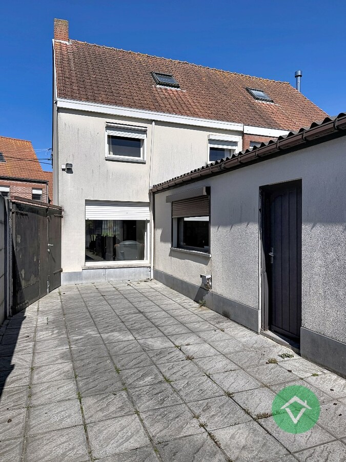 Woning met 2 slaapkamers en garage in centrum Koekelare 
