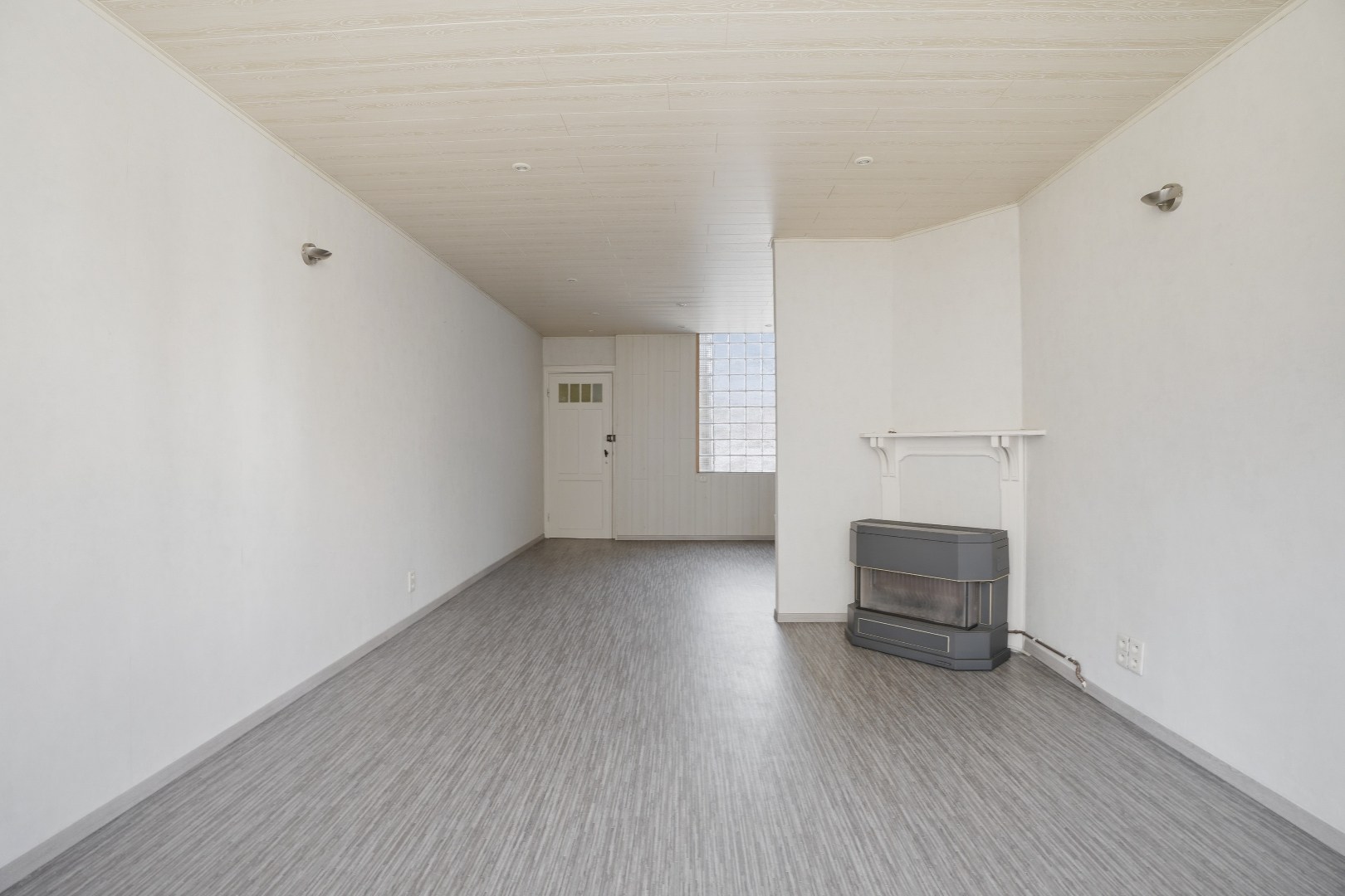 Goed gelegen gebouw op 117m² te De Panne bestaande uit een handelsruimte en woonst. 