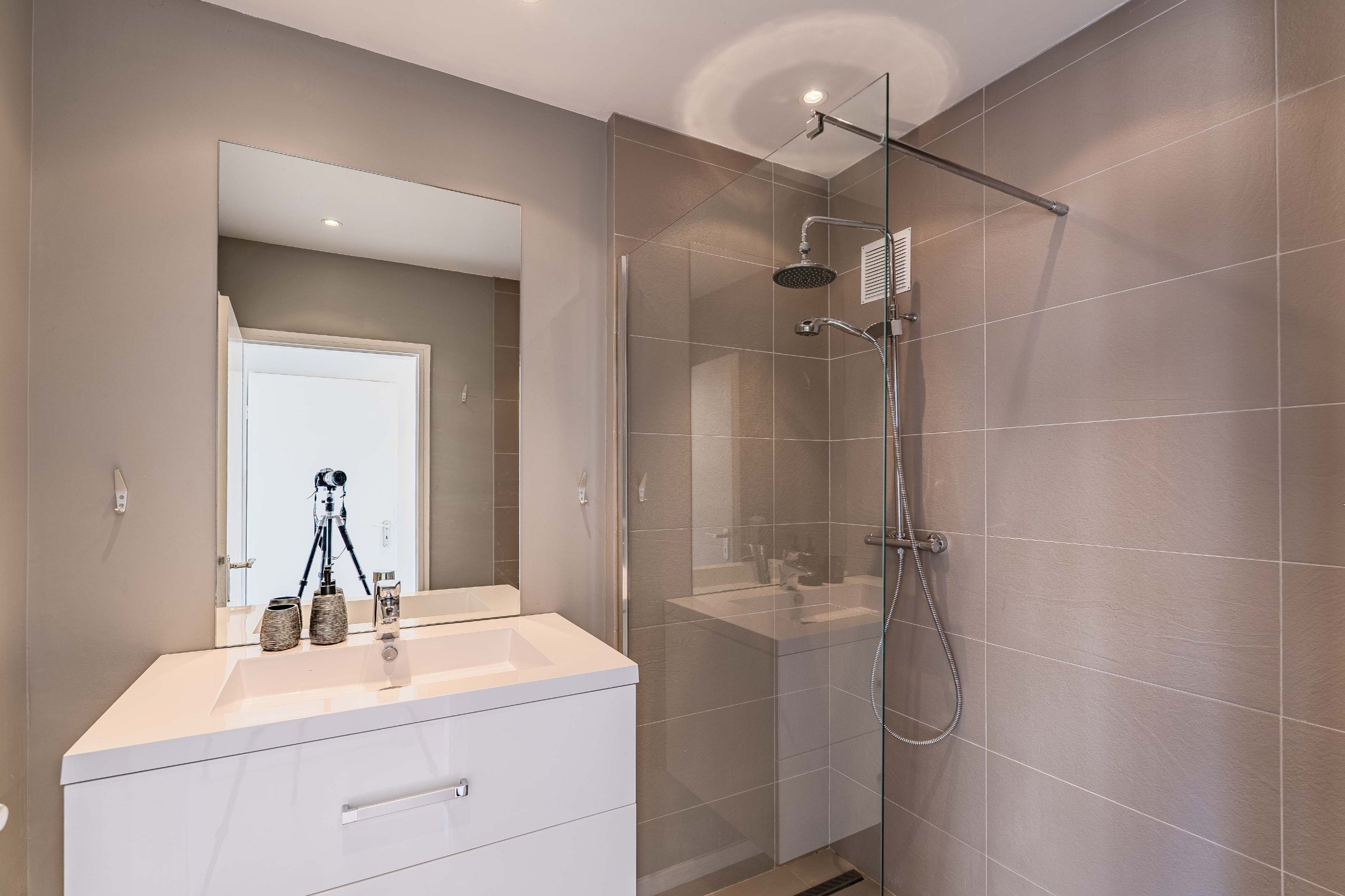 Schitterend penthouse met 2 slaapkamers, ruime terrassen en zijdelings zeezicht. 