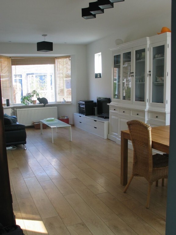 Gelegen in de wijk “Armhoefse Akkers” (Sacaramentsparochie) ruime jaren 30 hoekwoning met extra kamer op de begane grond en tuin op het zuiden. 