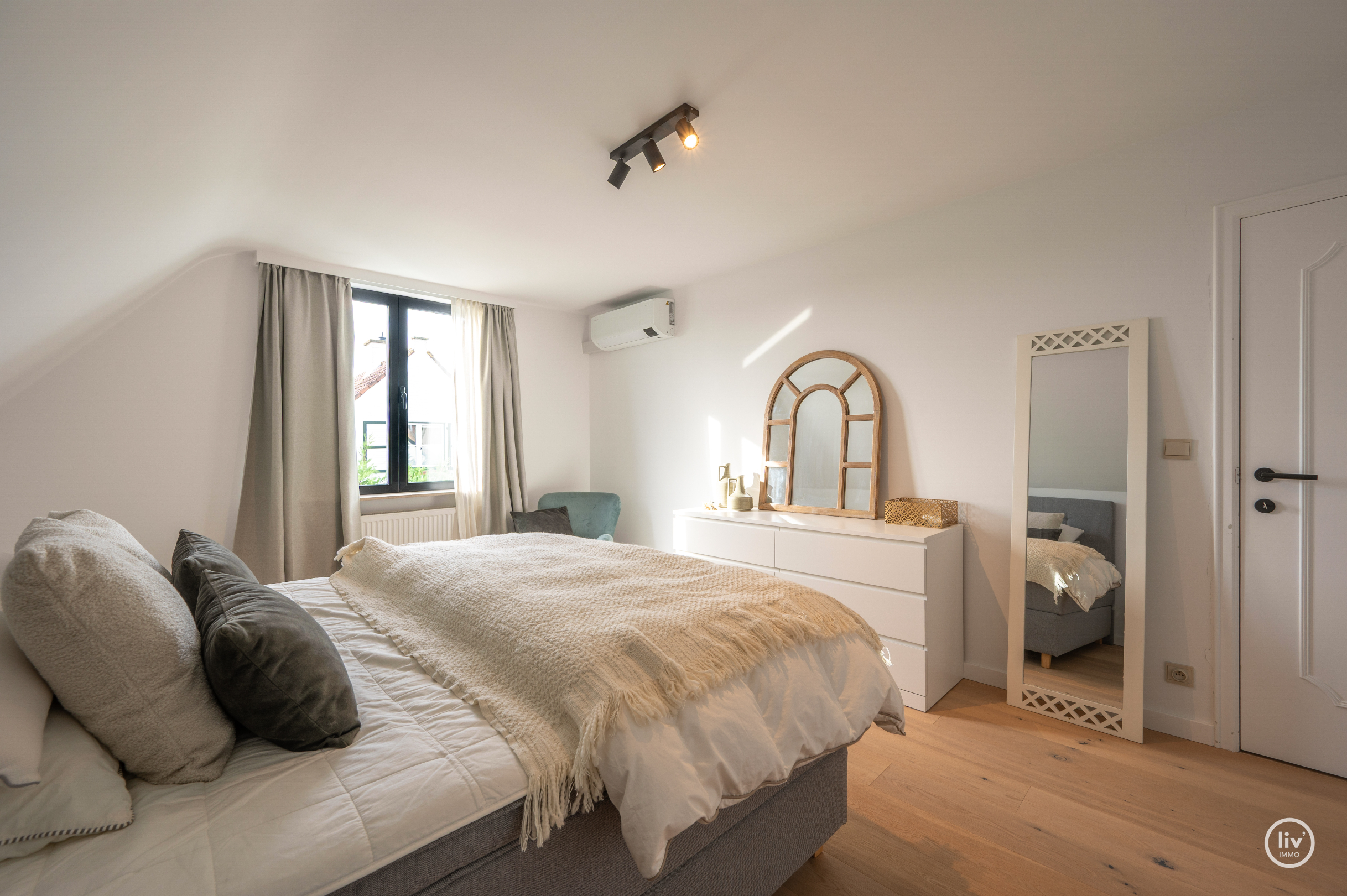 Magnifique villa rénovée avec toit de chaume, bien située près de Duinenwater à Knokke. 