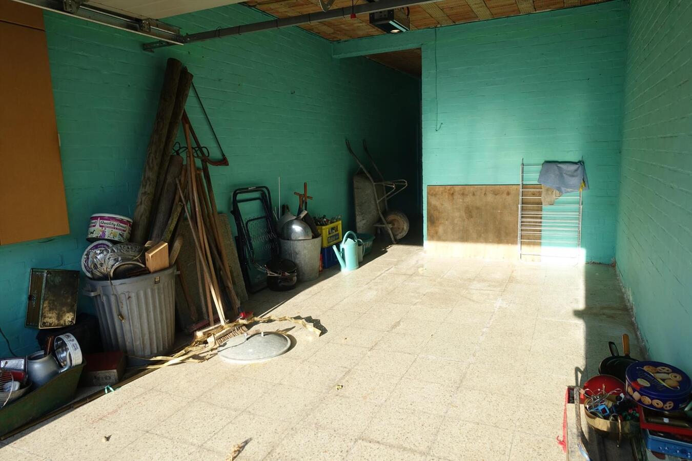 Degelijke rijwoning met garage en grote tuin 