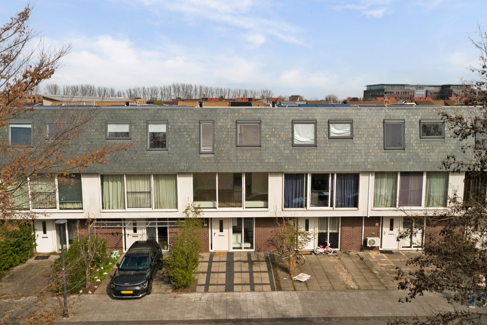 Energiezuinige (A-label) en instapklare 6-kamer tussenwoning met lichte woonkamer, moderne keuken, vijf slaapkamers, zonnige onderhoudsvriendelijke tuin met achterom en gelegen op eigen grond. 