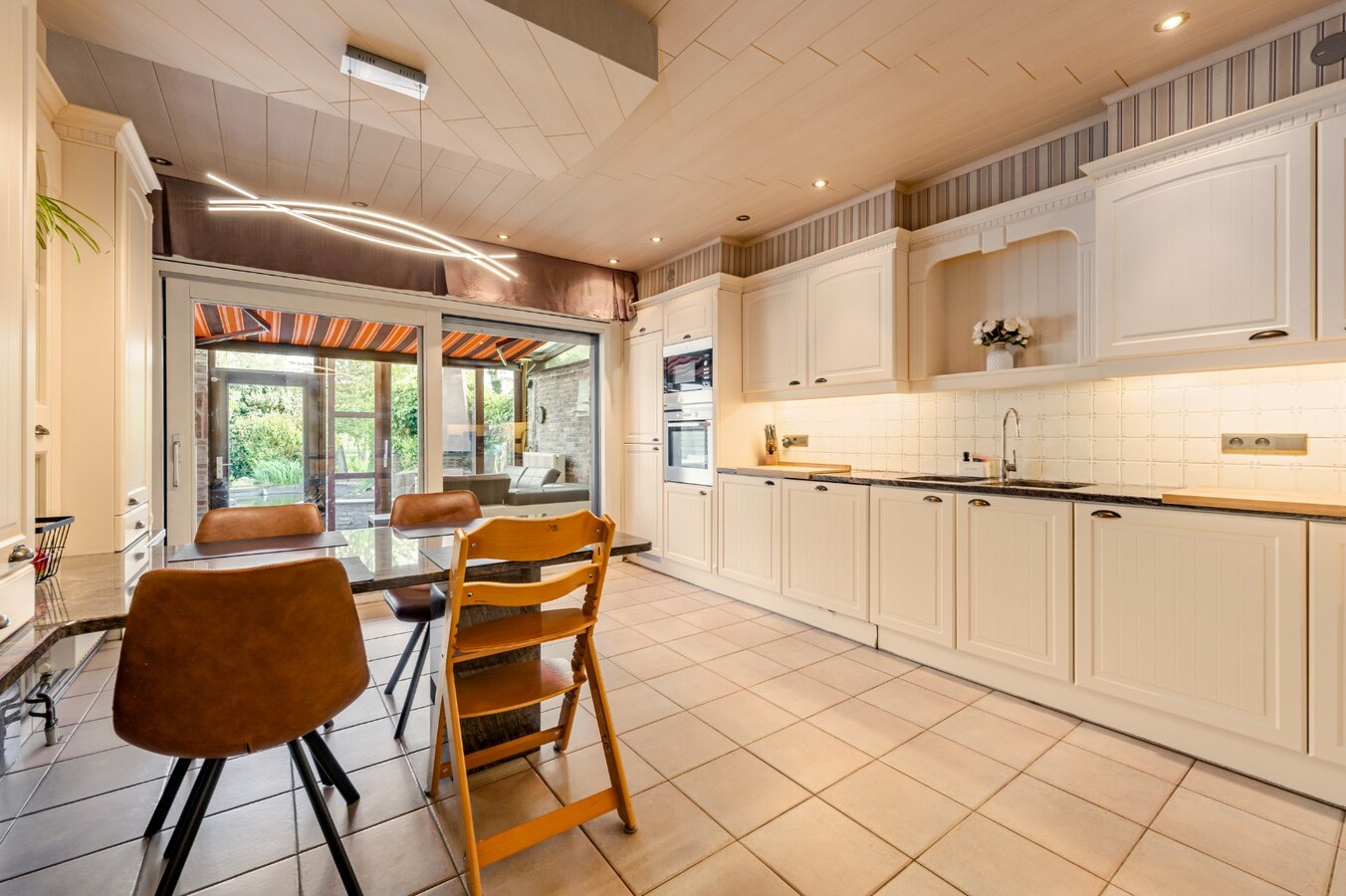 Wonen en werken combineren op toplocatie te Ichtegem - handelswoning met ruime woonst, tuin en garage 