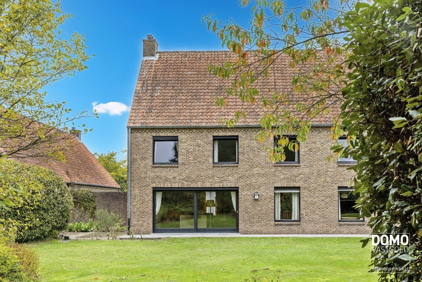 Exclusieve statige open bebouwing met zuid gerichte tuin in het centrum van Kermt (Hasselt) 