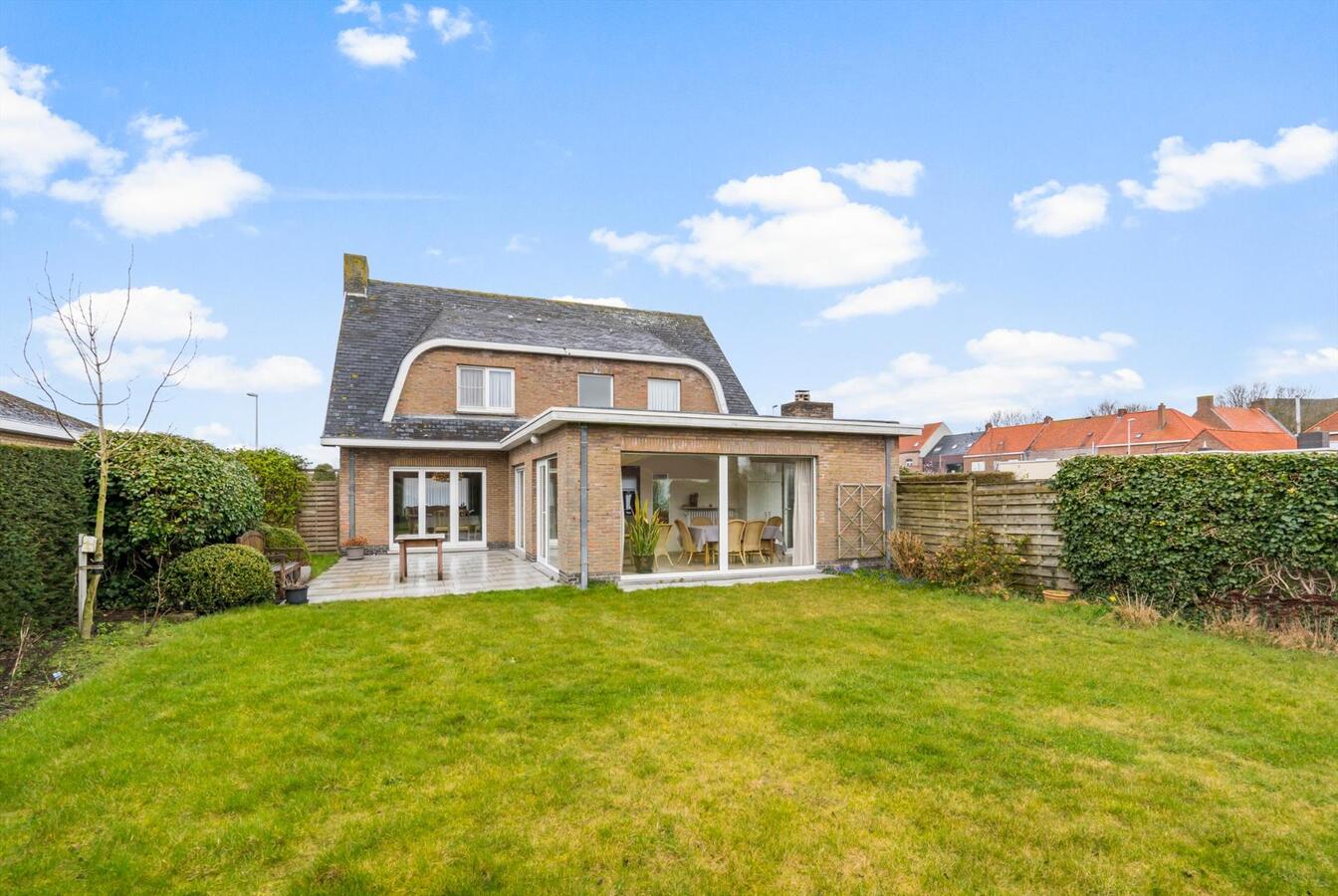 Woning met 5 slaapkamers op 832 m² in rustige straat te Oudenburg 