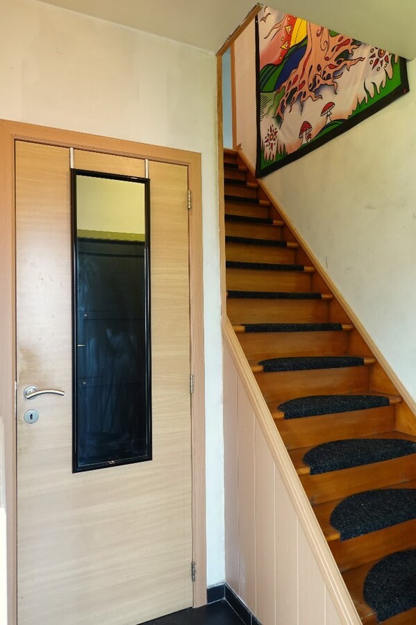 Ruime gerenoveerde alleenstaande woning met tuin, garage en 3 slaapkamers in Zerkegem 