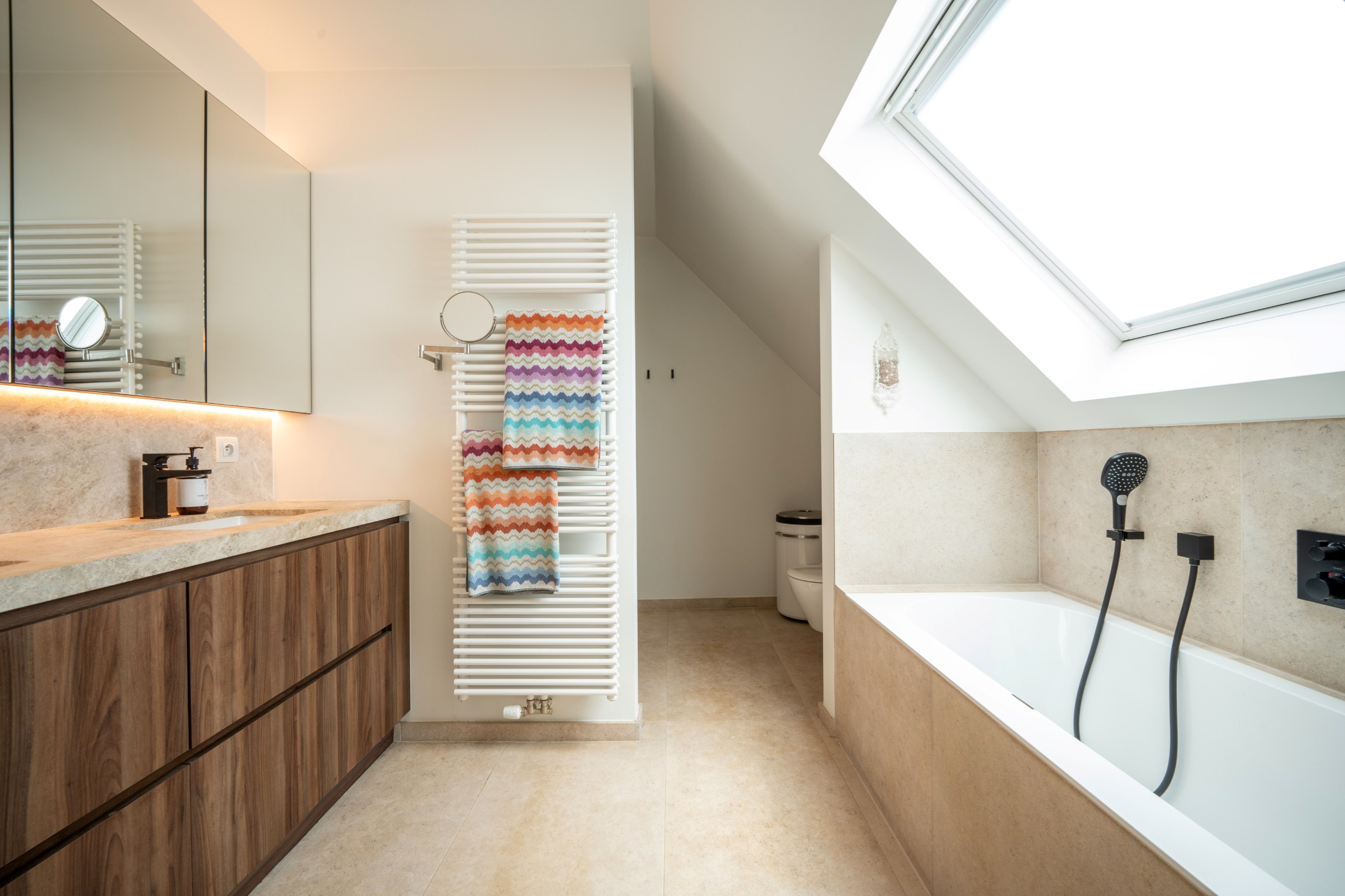 Magnifique villa jumelée très récente avec beaucoup de lumière, idéalement située en bordure du Zoute. 