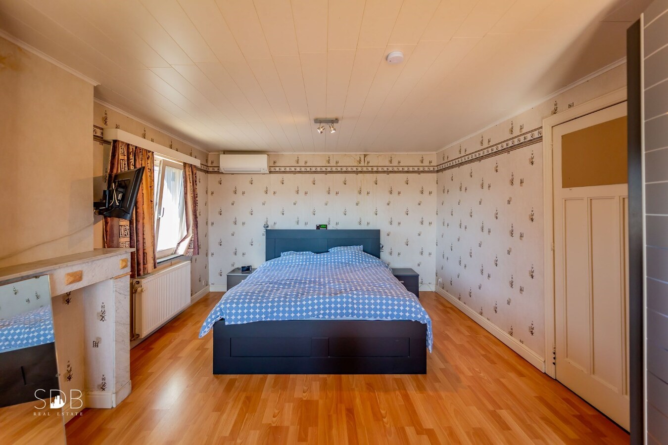 Hedendaagse woning met diverse bijgebouwen op 8.255m² 