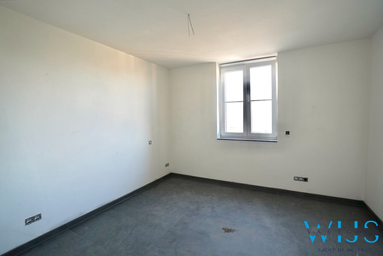 Nieuwbouw met 5 slaapkamers te Oosteeklo ! 