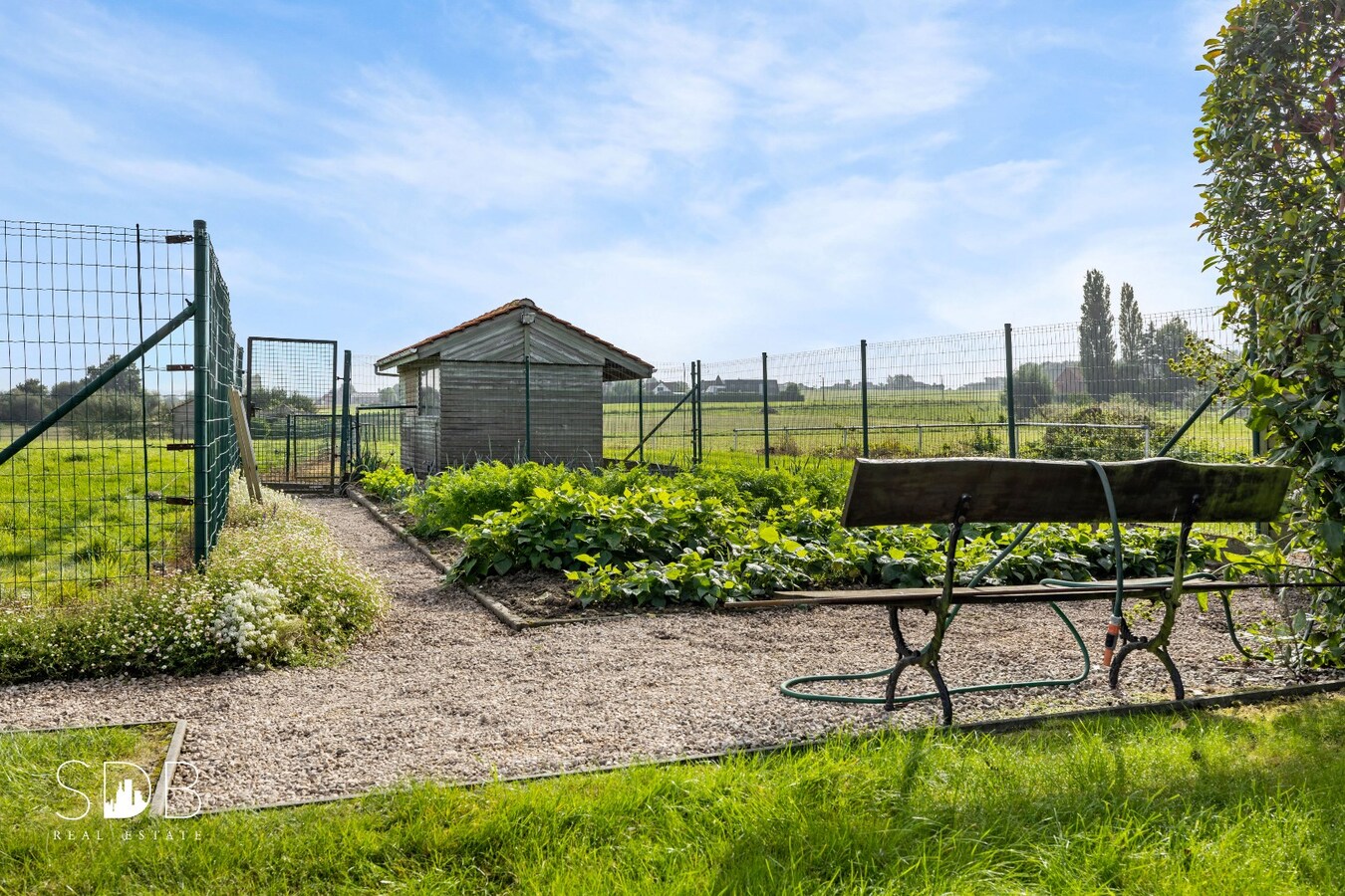 Hedendaagse gezinswoning met aanpalende graslanden en stallen op 5.030m² 