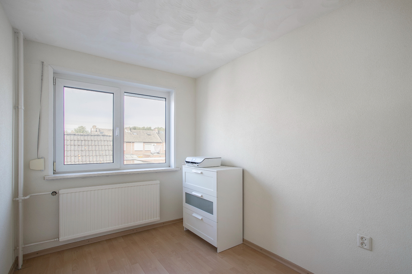 Eindwoning met berging, overkapping, ondergrond, erf, tuin- en verdere aanhorigheden. 