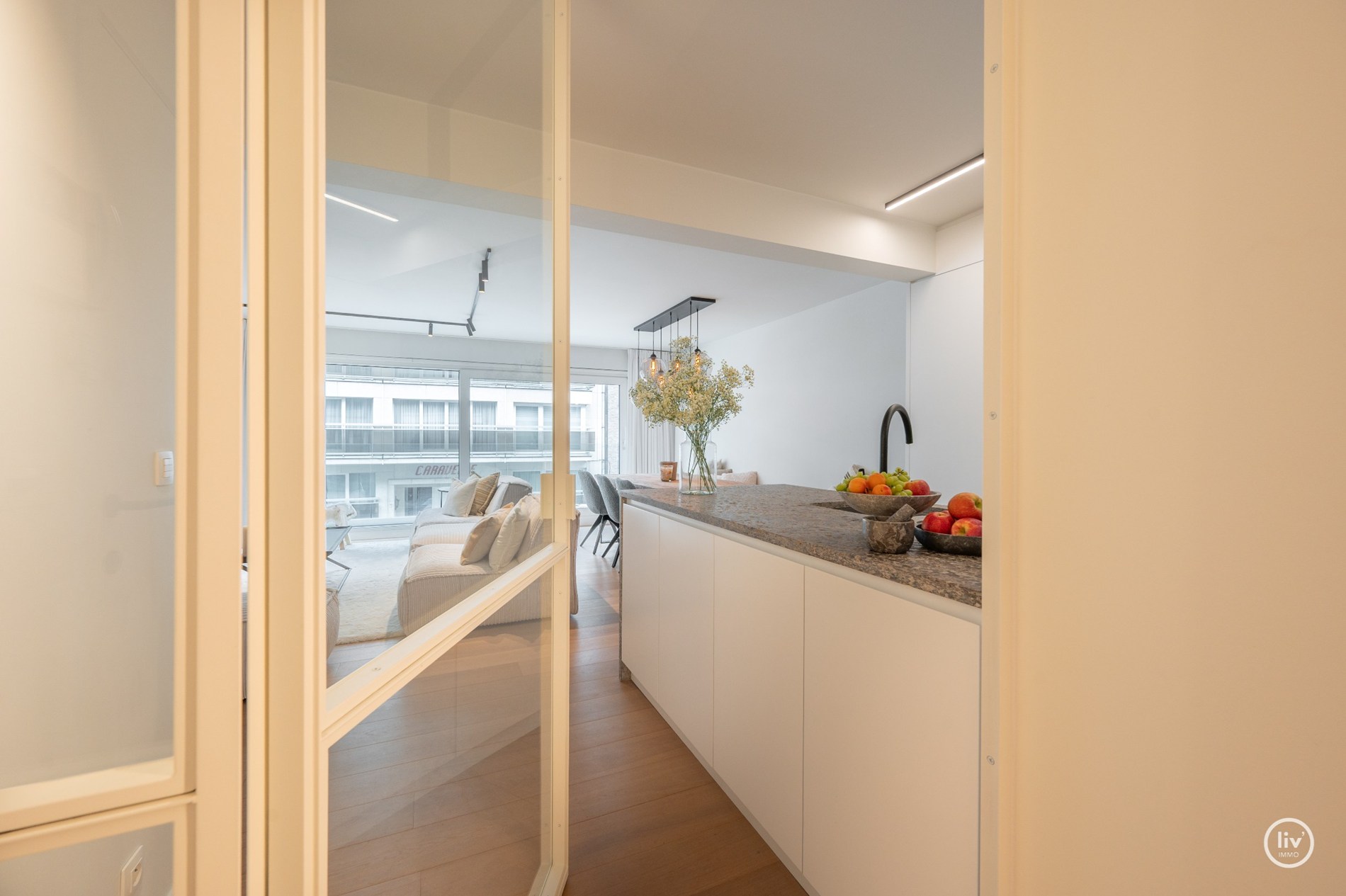 Prachtig ruim 2 slaapkamerappartement met mooie gevelbreedte en groot zonneterras op een topligging vlakbij de Dumortierlaan te Knokke. Garage mogelijk in het gebouw. 