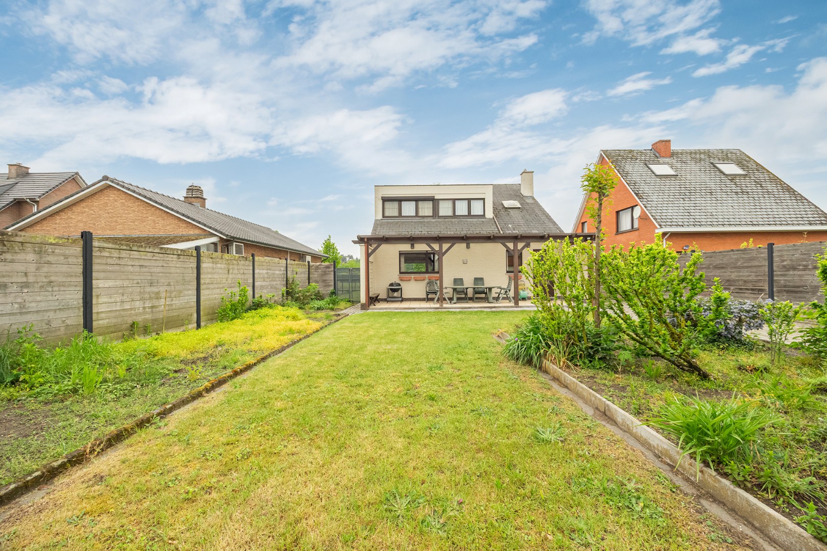 Open bebouwing met tuin en garage 
