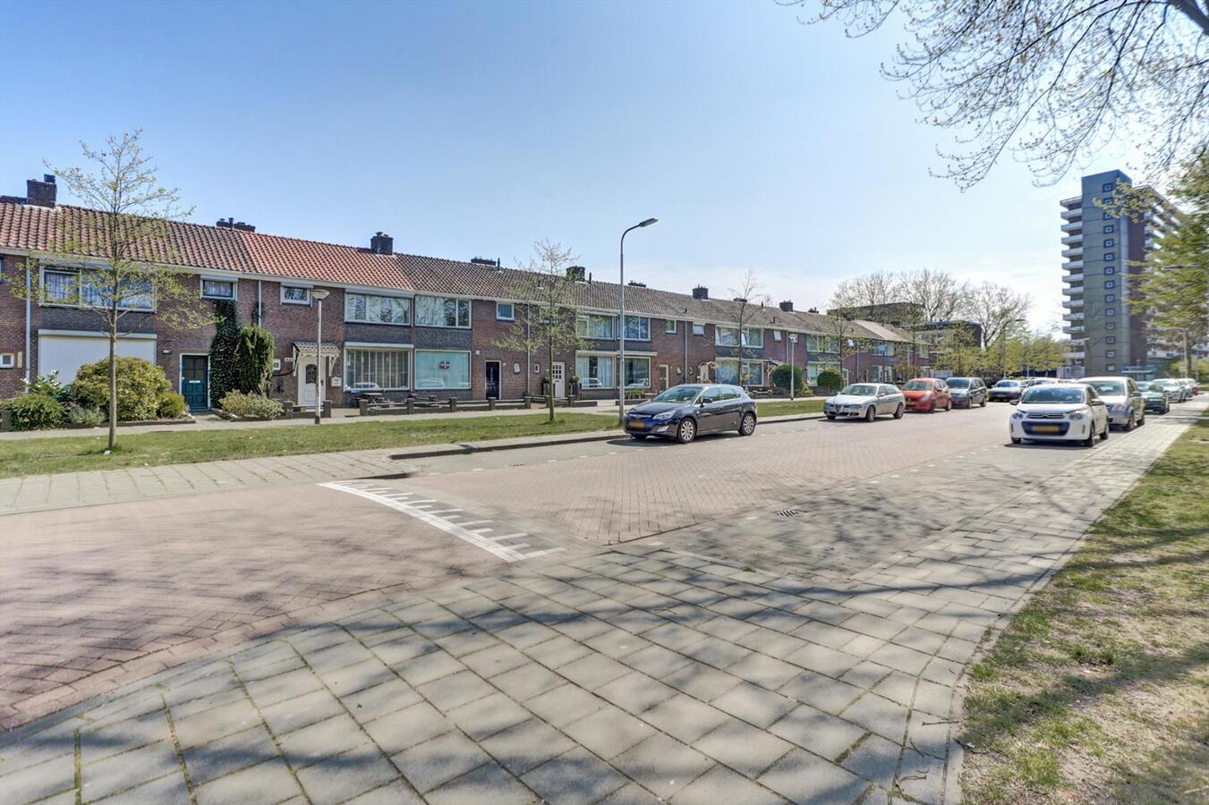 Tussenwoning met 4 slaapkamers en ruime garage van 6 x 5 m! 
