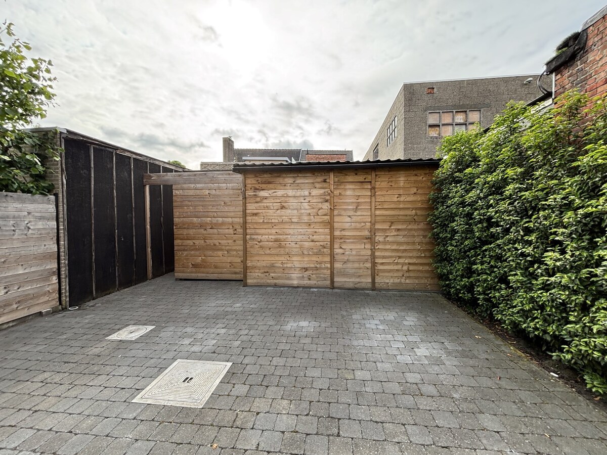 Instapklaar handelsgelijksvloers 90 m² met ruim terras  in het centrum Sint-Antonius naast Bpost. 