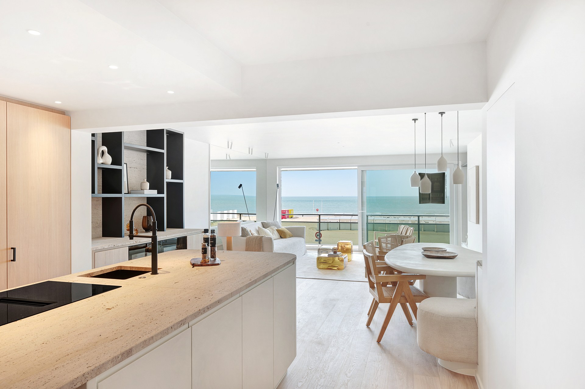 Op een absolute topligging aan de zeedijk in het Zoute bevindt zich dit prachtig gerenoveerde appartement op de eerste verdieping van een standingvolle residentie, met een gevelbreedte van 5,20 meter 