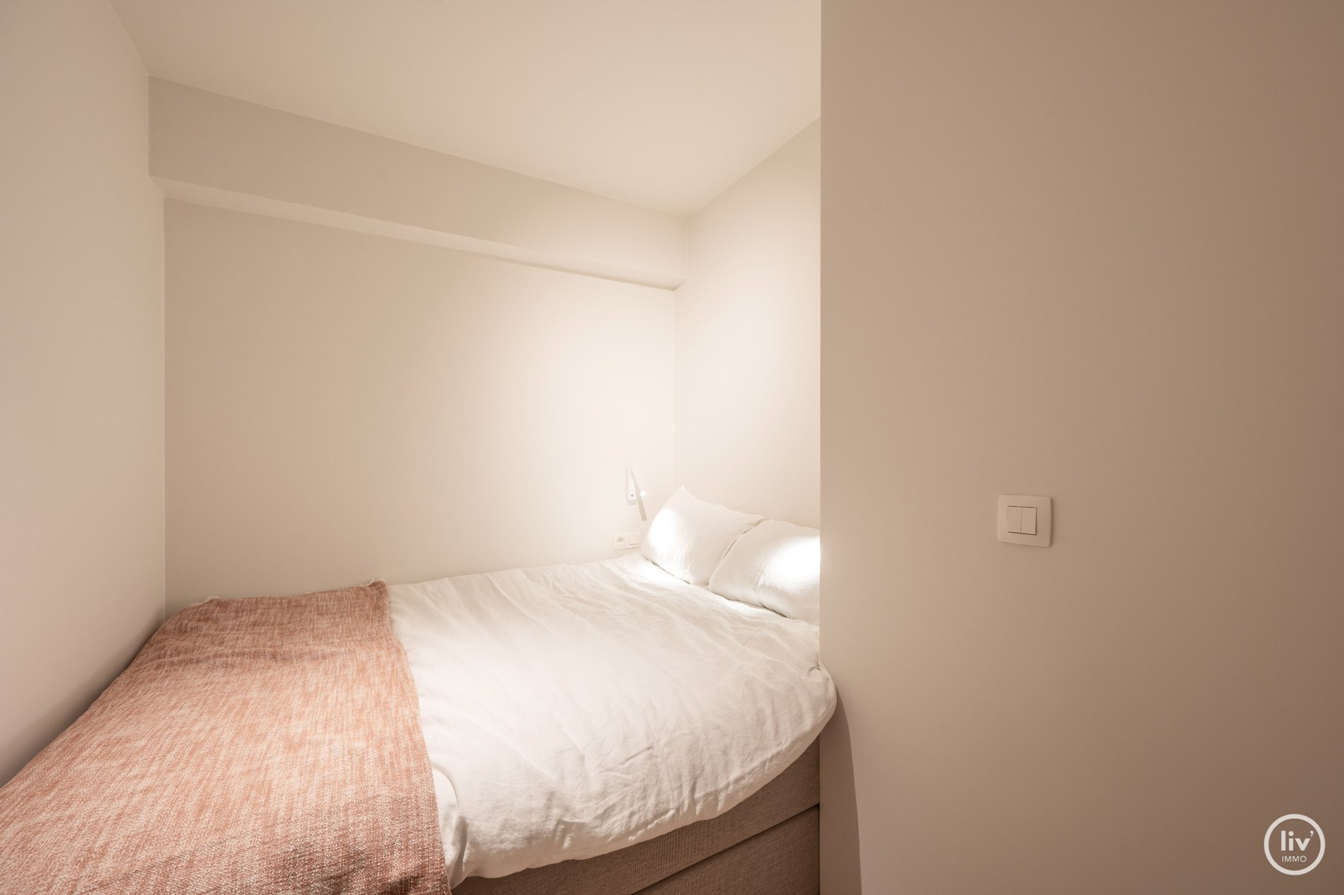 Lichtrijk, gerenoveerd 3-slaapkamer appartement met open zicht, gelegen in de Piers de Raveschootlaan. Mogelijkheid tot aankoop van een INPANDIGE autostaanplaats. 