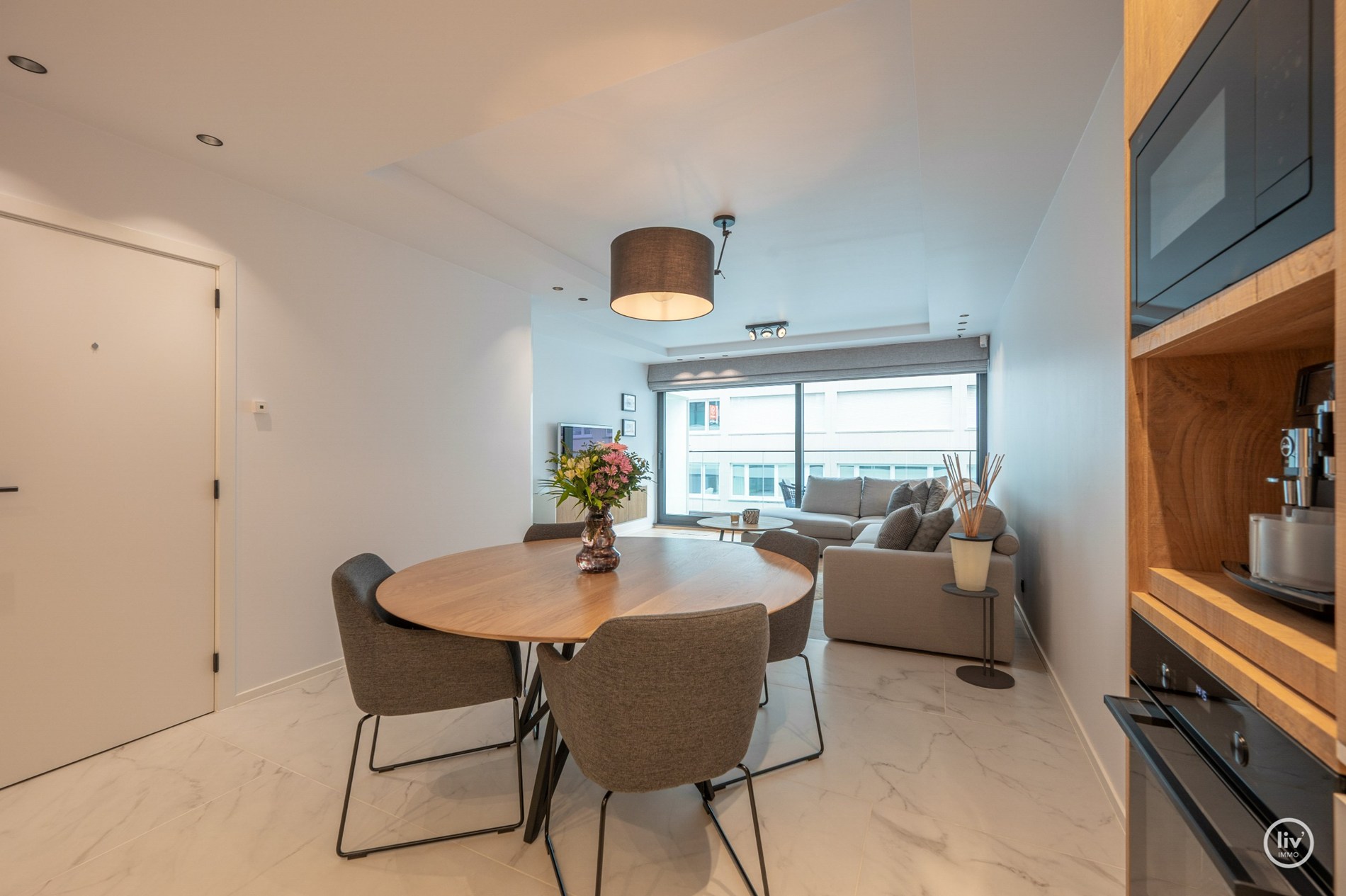 Prachtig gerenoveerd appartement met mooi zonneterras gelegen op de Kustlaan te Knokke. 