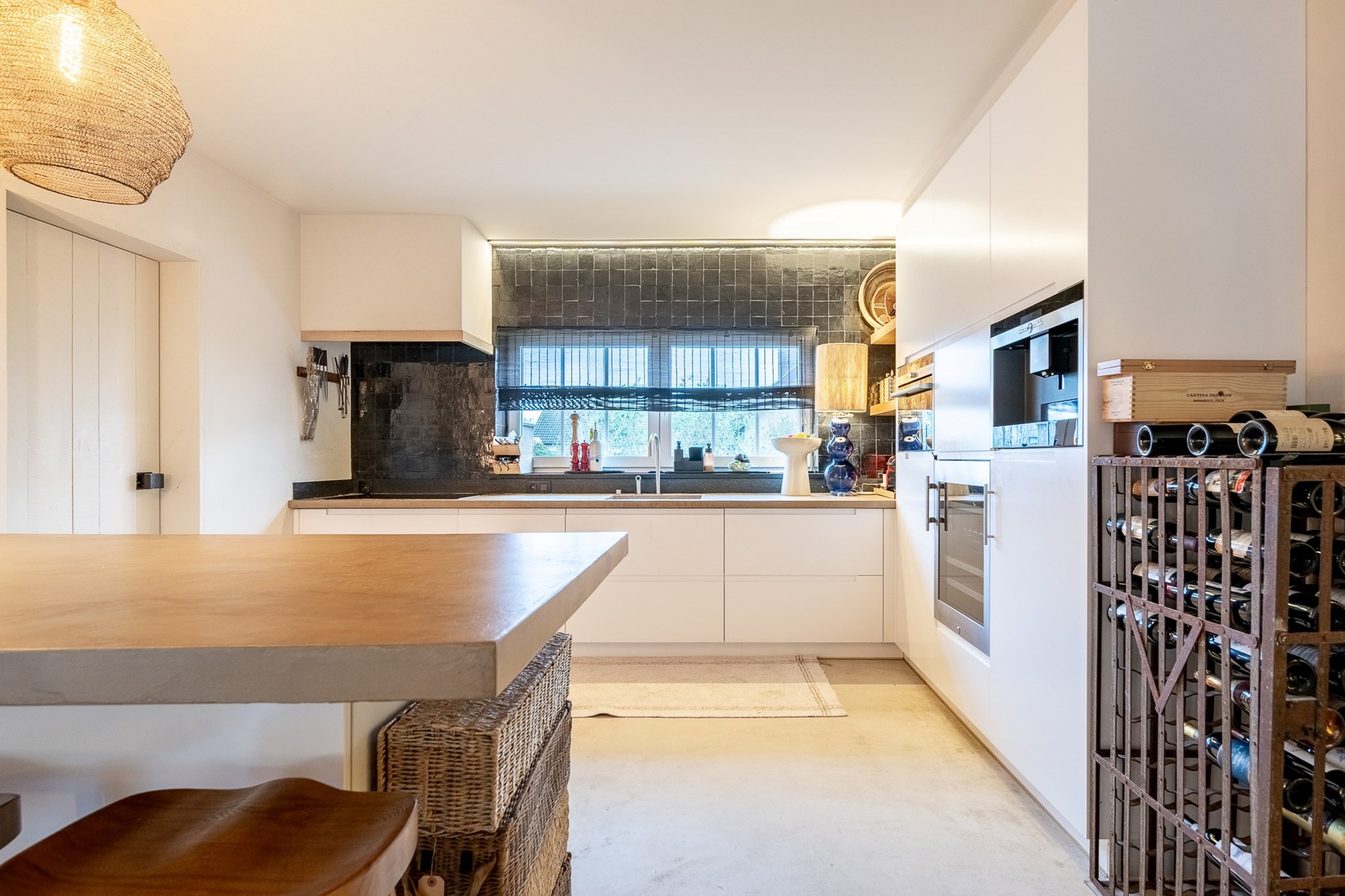 Gelegen in een rustige en uiterst gegeerde residentiële wijk van Knokke, biedt deze volledig gerenoveerde woning een perfecte combinatie van hedendaags comfort, licht en verfijnde elegantie 