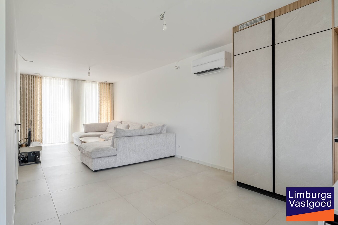 Moderne nieuwbouwwoning, 5 slpk, op een perceel van 4a31ca. 