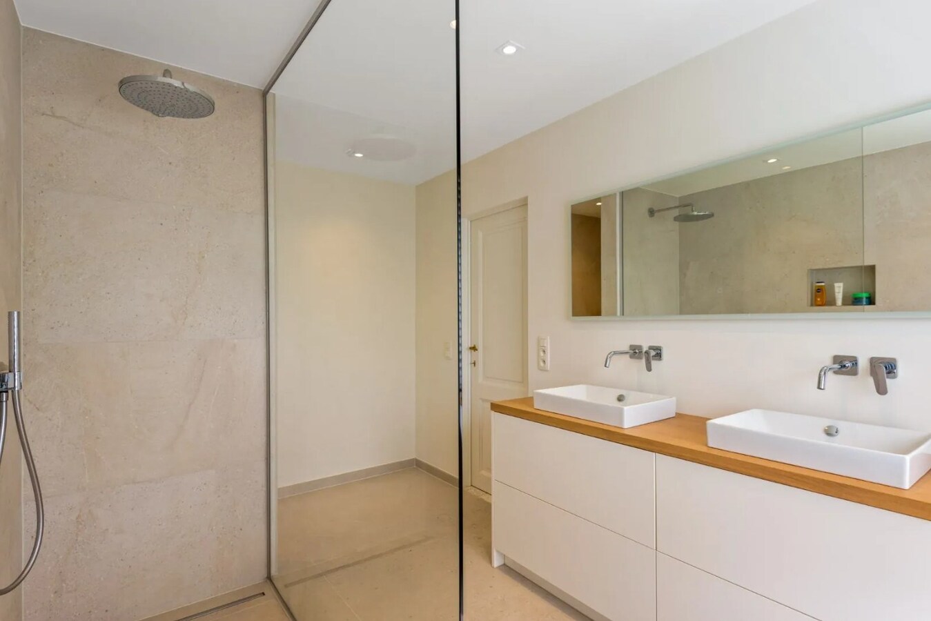 Prachtig gelegen villa met zwembad en poolhouse op een perceel van 1.907 m² in Koningshof te Schoten. 