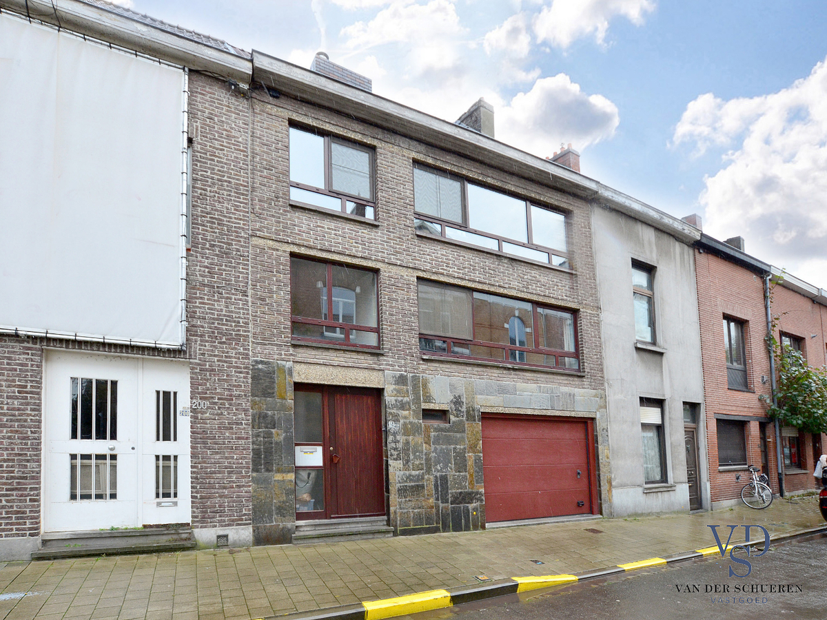 Ruime, degelijke bel-étage nabij Sint-Pieters-station. TOPPER !! 