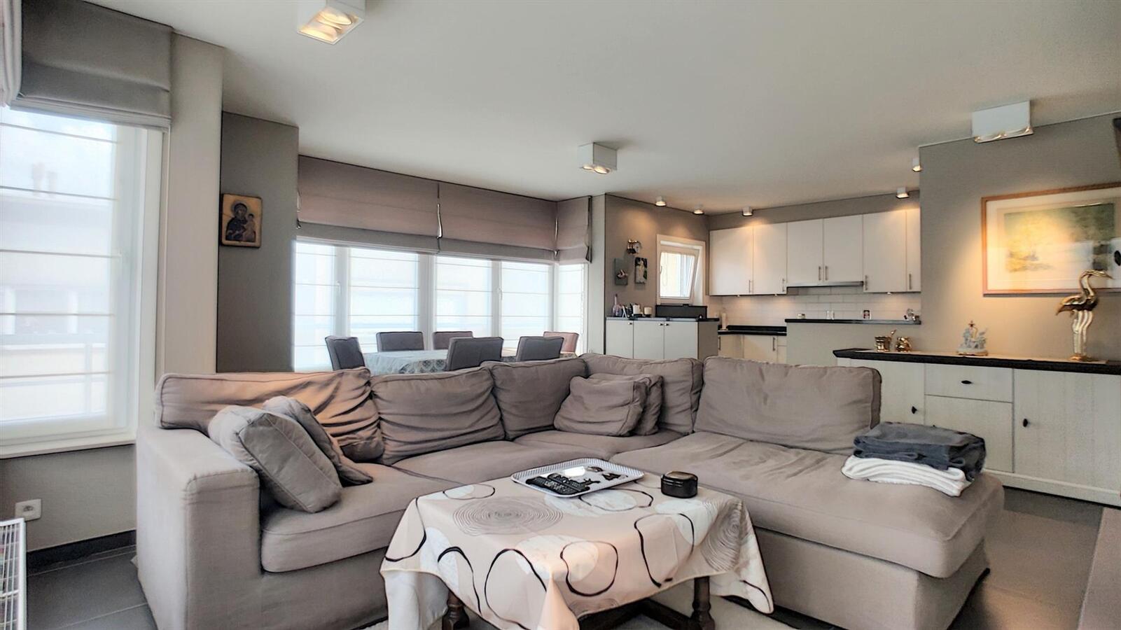 Knap, goed gelegen hoekappartement - Heist 