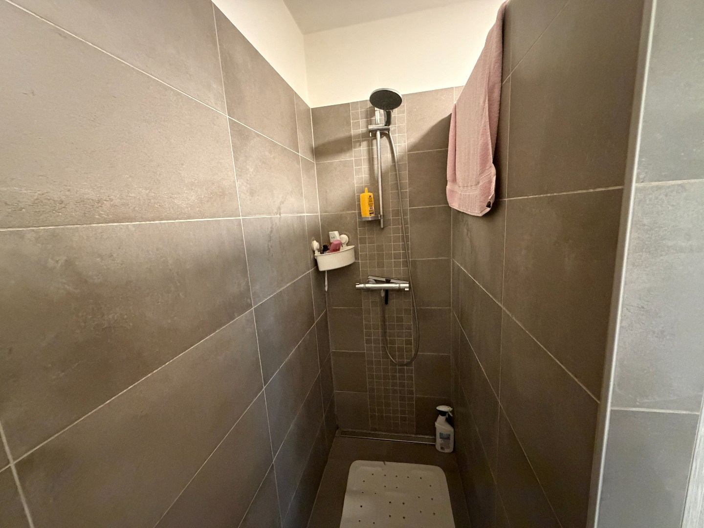 Verzorgd appartement met 2 slaapkamers, terras en garage. 