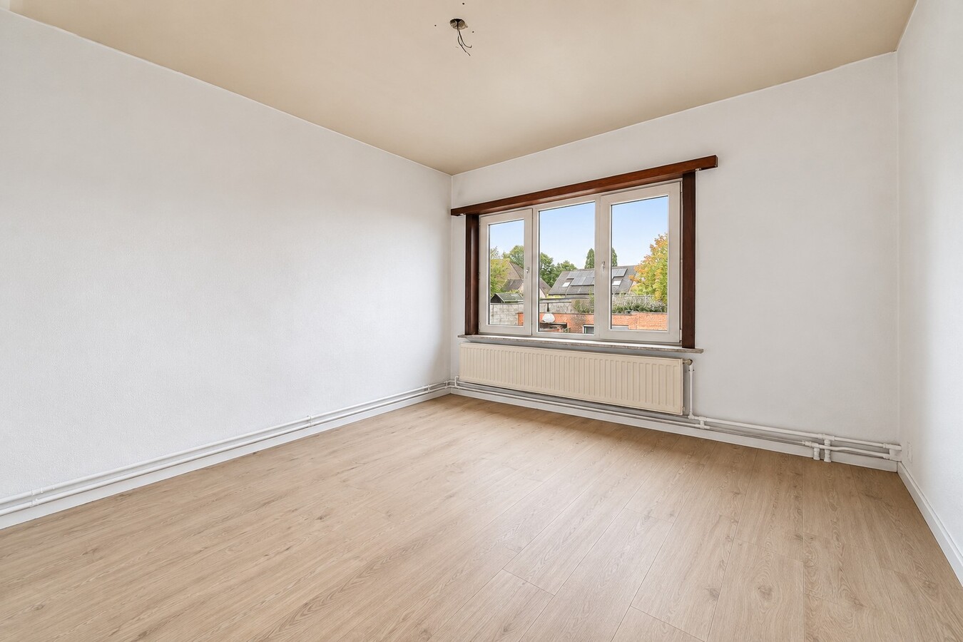 Te koop: Rustig gelegen halfopen bebouwing met 4 slaapkamers, 4 garages en ruime tuin in Sint-Niklaas 