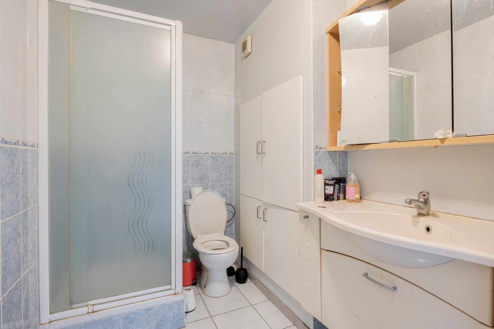 Op te frissen opbrengsteigendom met 3 appartementen en garage in Leopoldsburg 