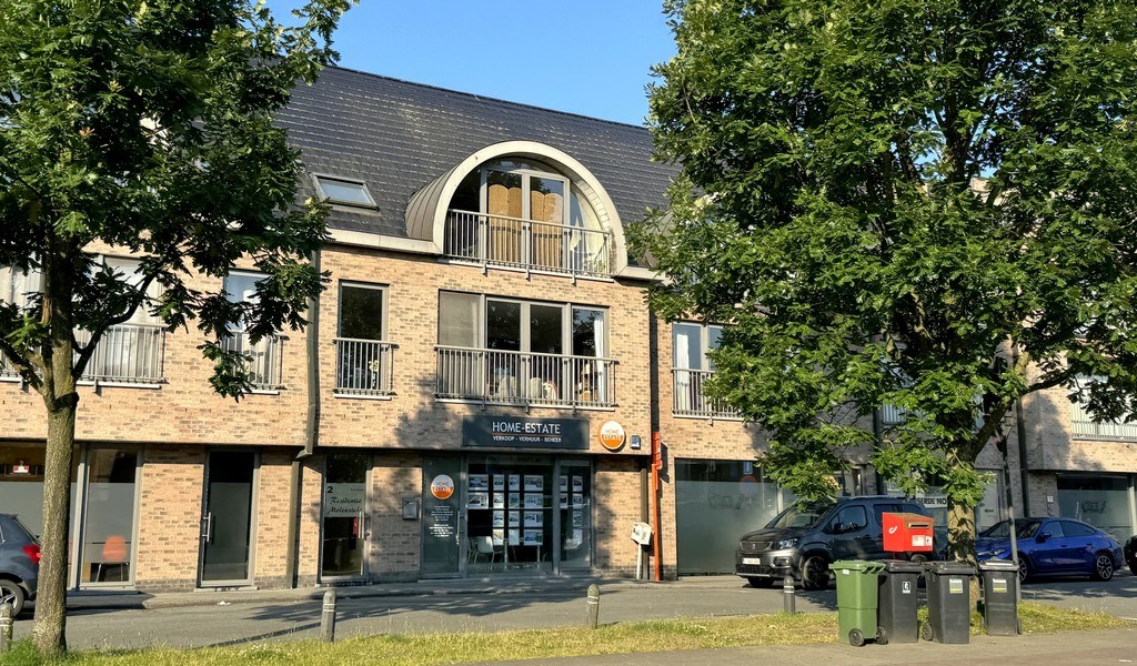 Commercieel gelegen handelsruimte te huur in Zwijnaarde