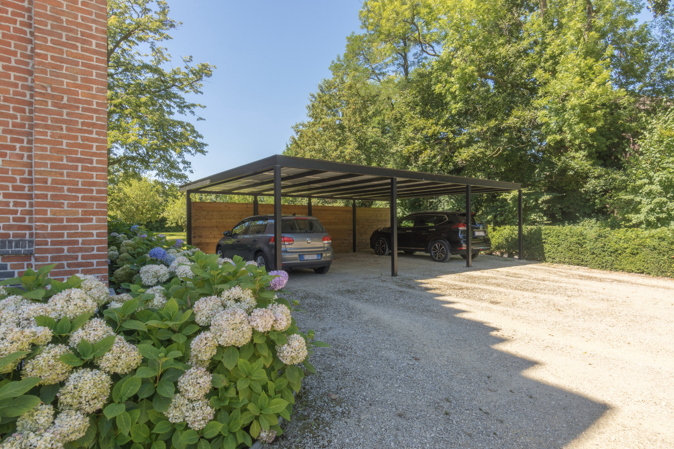 Gelijkvloers luxe 2-slk-appartement met privatieve tuin. 