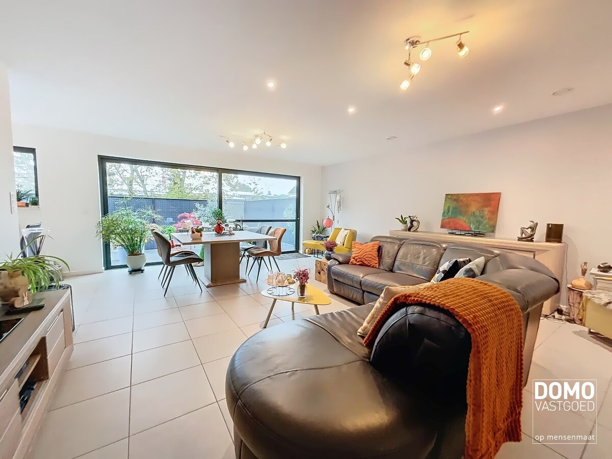 GELIJKVLOERS 1 SLAAPKAMER APPARTEMENT MET TUIN EN ONDERGRONDSE AUTOSTANDPLAATS GELEGEN TE SPALBEEK 