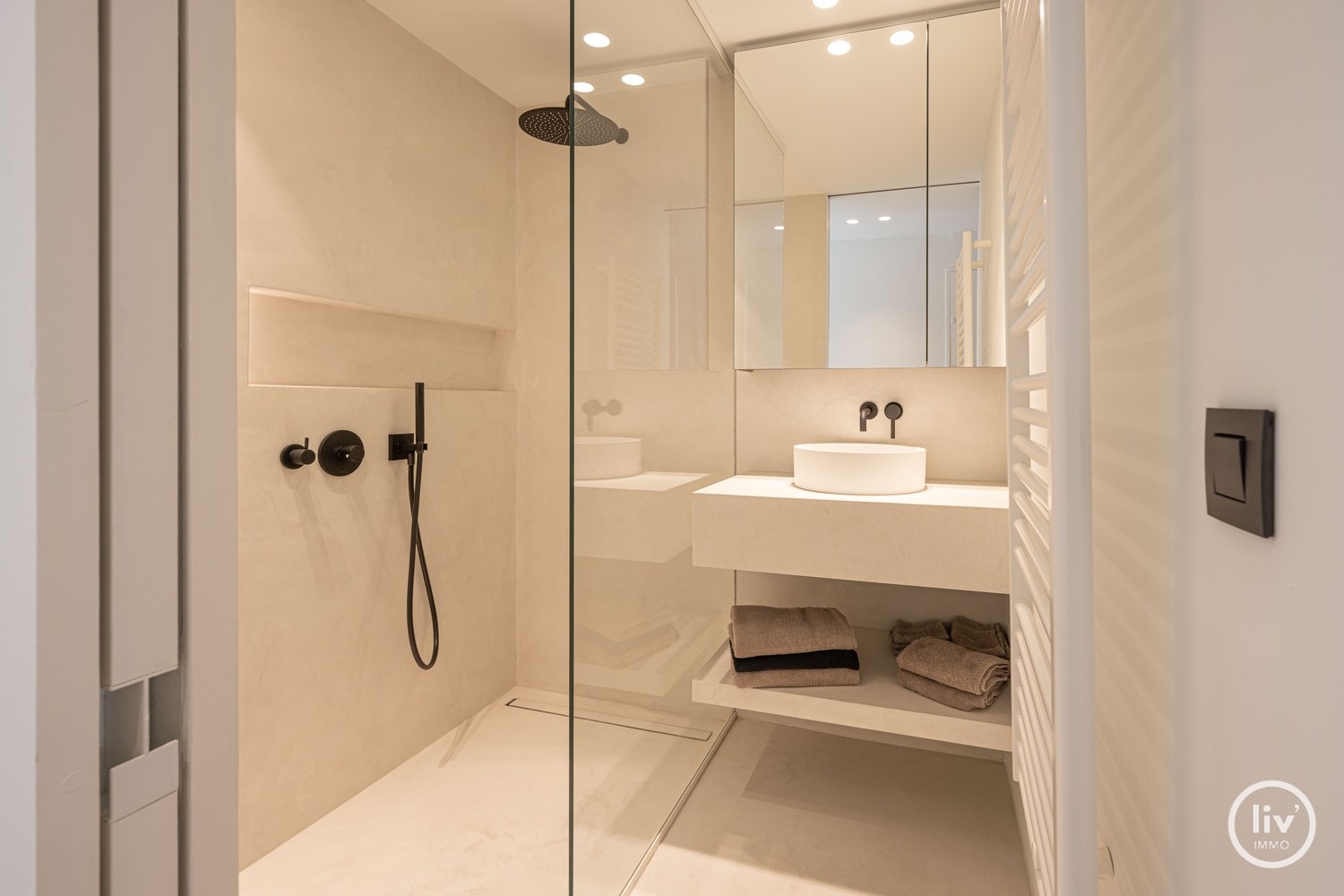 GEMEUBELD - Gezellig, gerenoveerd 2-slaapkamerappartement op een topligging vlakbij de Kustlaan te Knokke. 