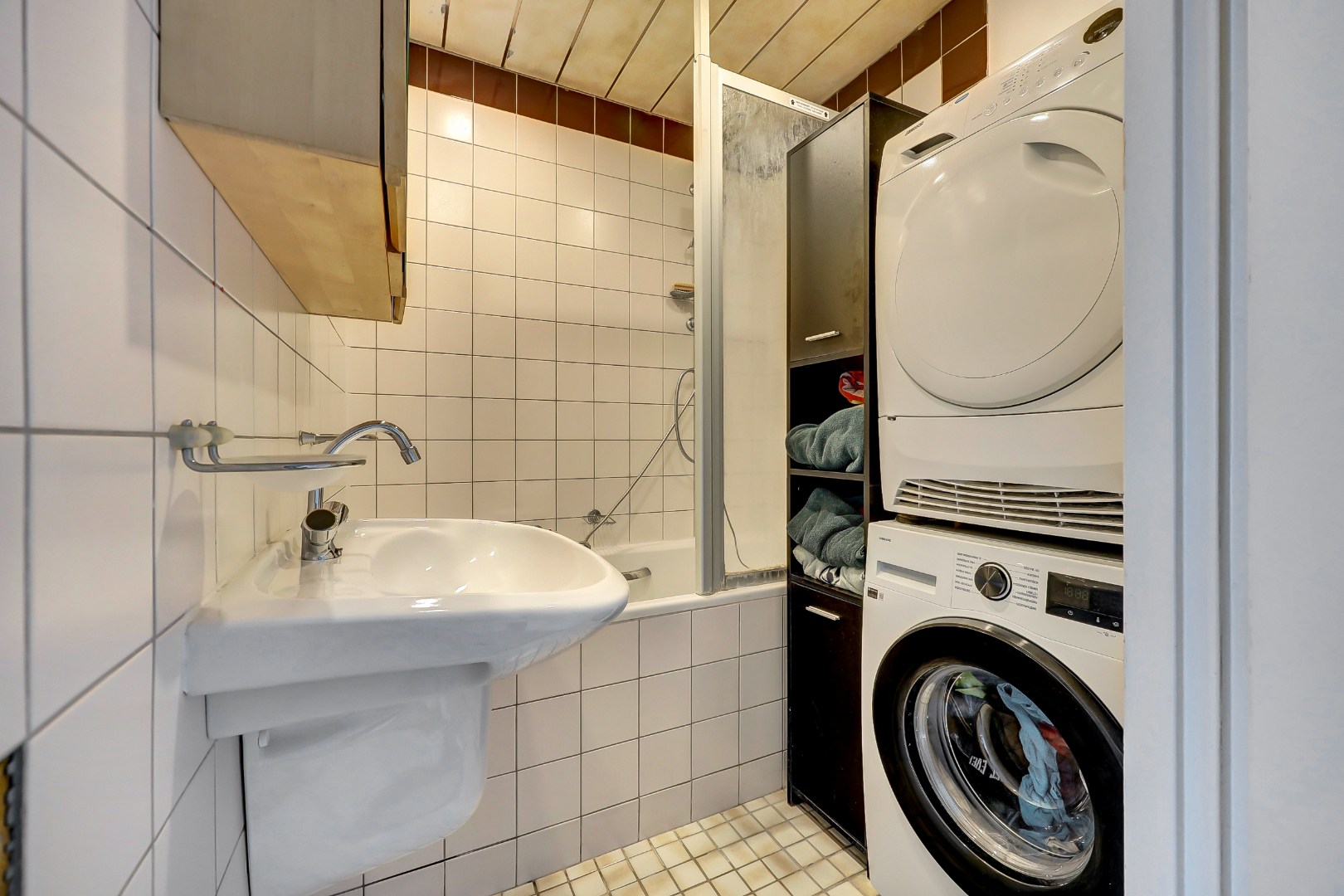 Dit lichte 4-kamer appartement op de 4e verdieping, met 3 slaapkamers, keurige keuken, balkon op het zuiden en berging in de onderbouw is gelegen in de populaire wijk "Ommoord". 