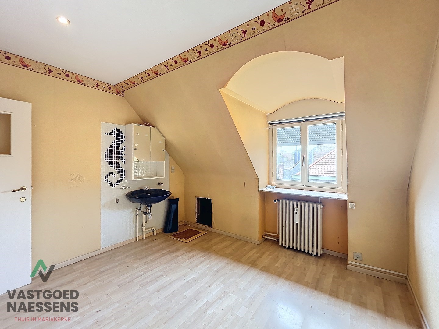 Maison d'angle avec entrepôt - garage - 5 chambres à coucher et terrasse 