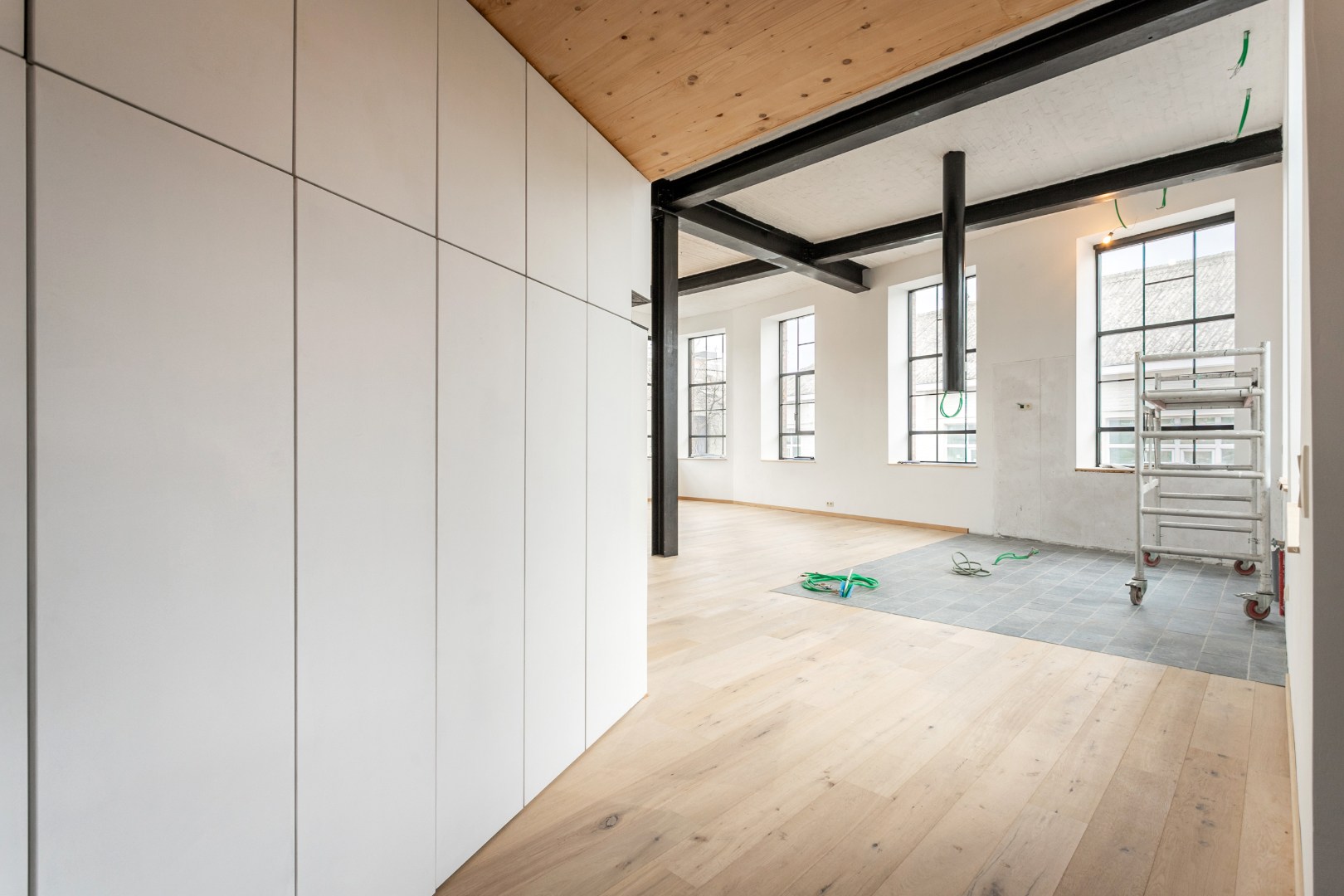 Opbrengsteigendom met gerenoveerde loft (EPC B) en atelier (100m²) naast het station van Braine-le-Comte 