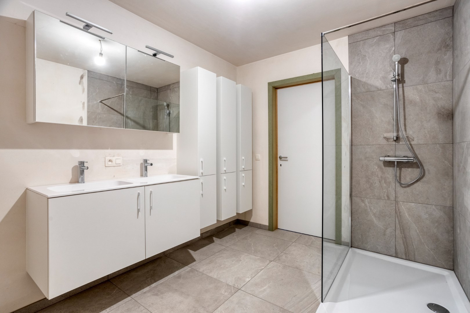 badkamer met instapdouche