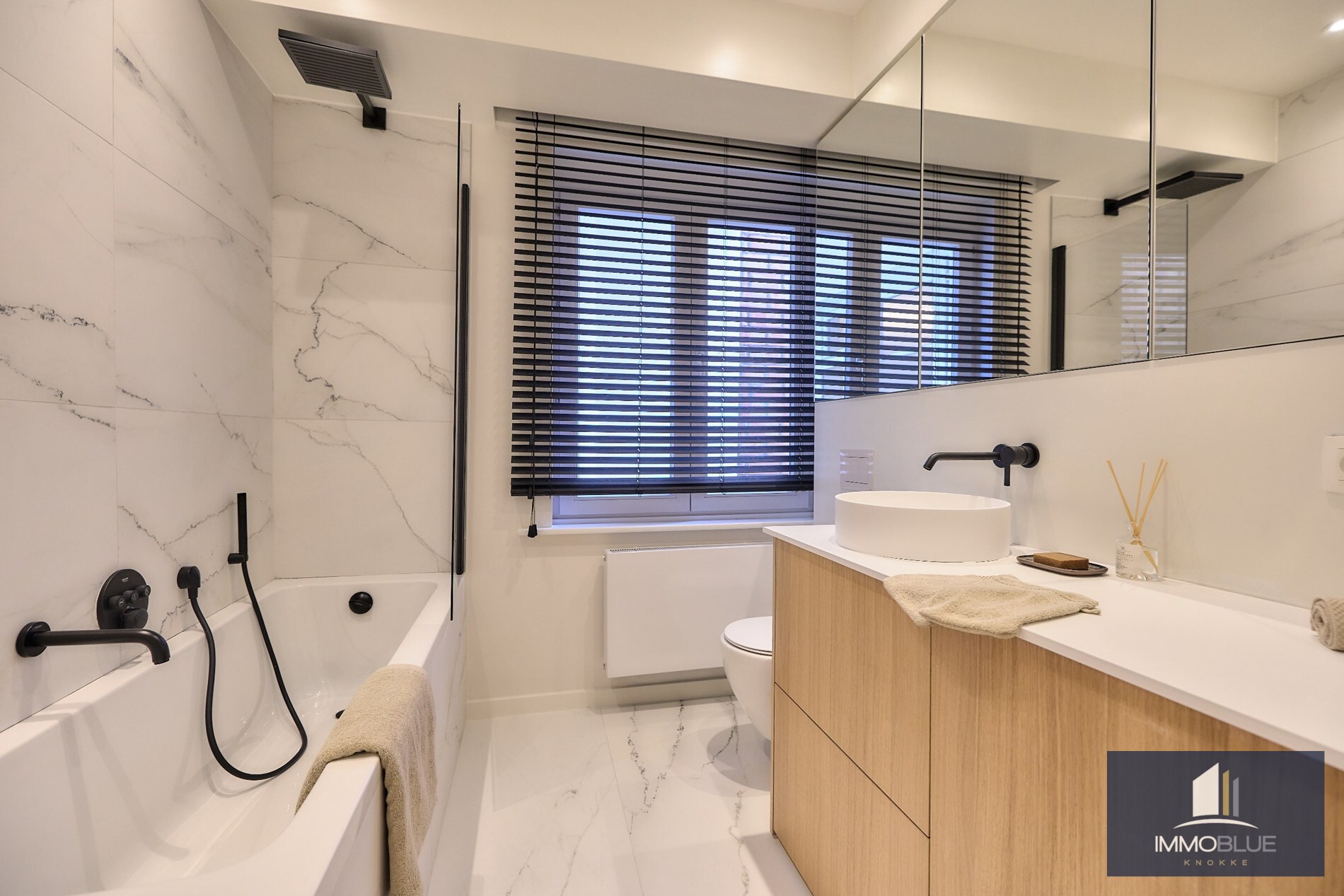 Appartement spacieux, entièrement rénové, avec quatre chambres et vue latérale sur la mer, situé à proximité de la Place Van Bunnen. 