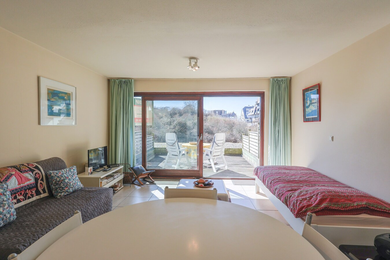 Gelijkvloerse studio met slaaphoek én zonovergoten terras op enkele meters van de zee! 