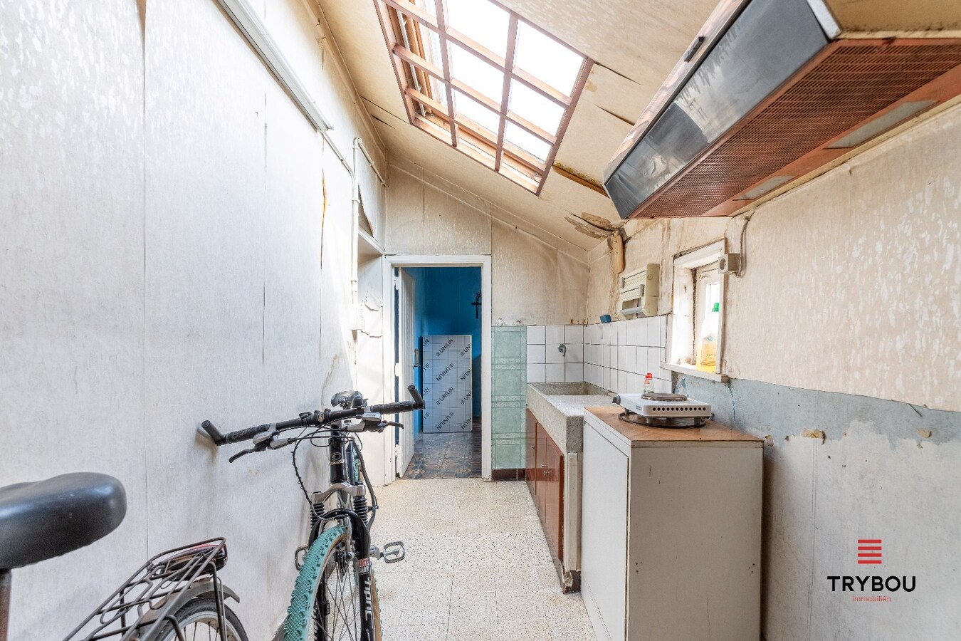 Te renoveren alleenstaande woning op een ruim perceel met tal van mogelijkheden! 