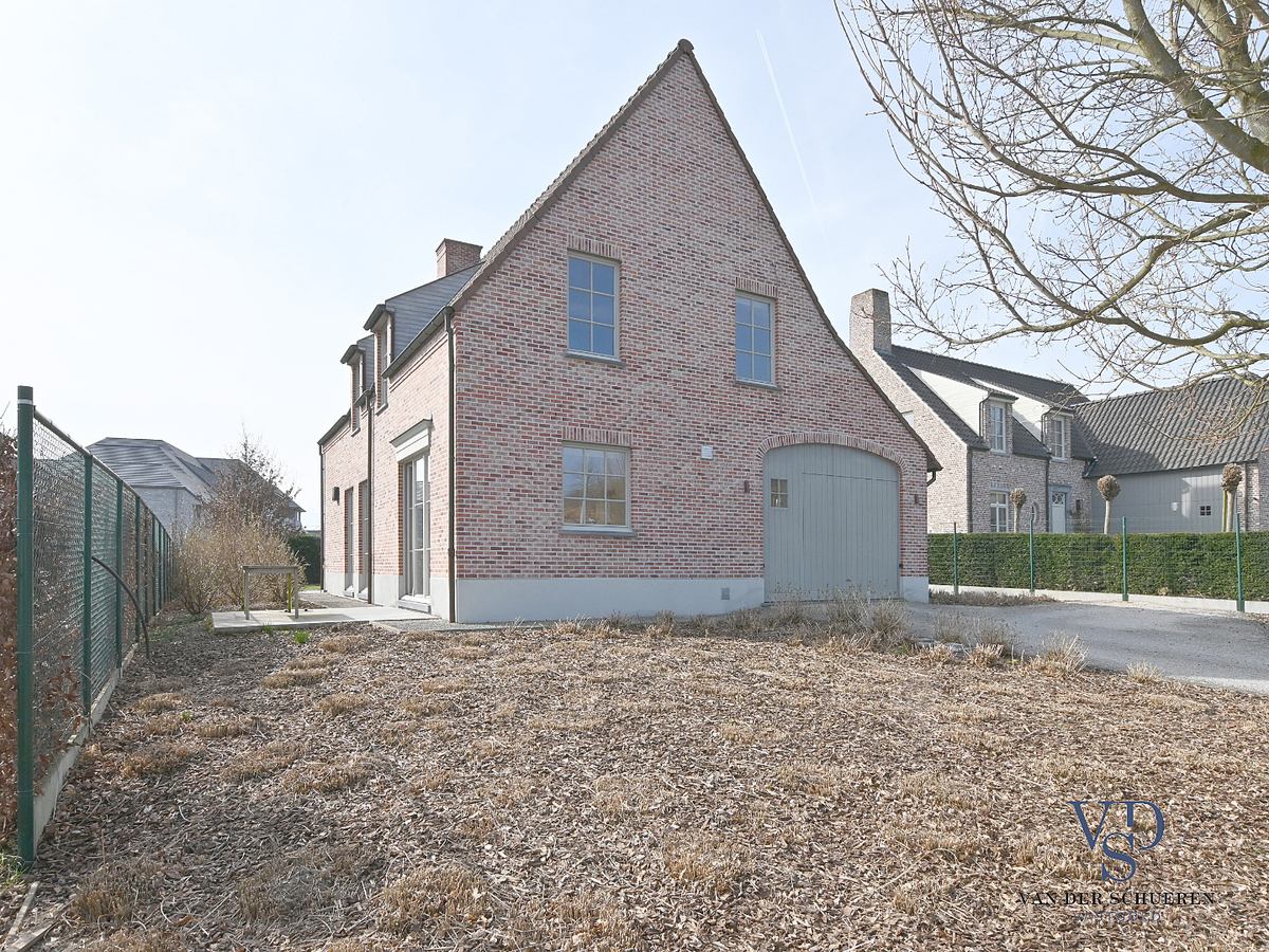 Recente, stijlvolle villa in rustige verkaveling ! 