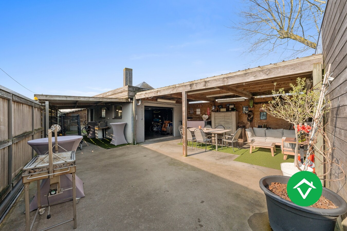 Functionele woning met drie slaapkamers, garage en ruime oprit te Ichtegem 