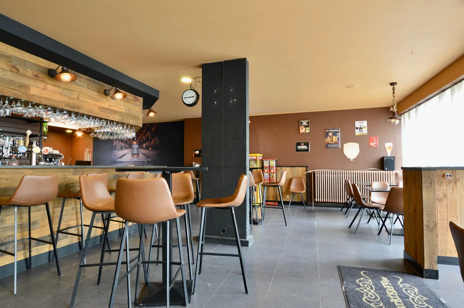 Aantrekkelijk sfeercafé met ruime woonst en verschillende opslagruimtes 