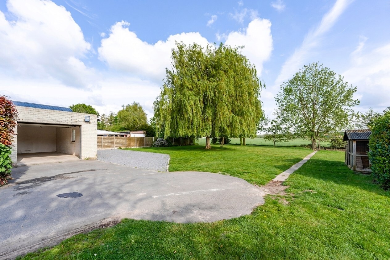 Wonen en werken combineren op toplocatie te Ichtegem - handelswoning met ruime woonst, tuin en garage 