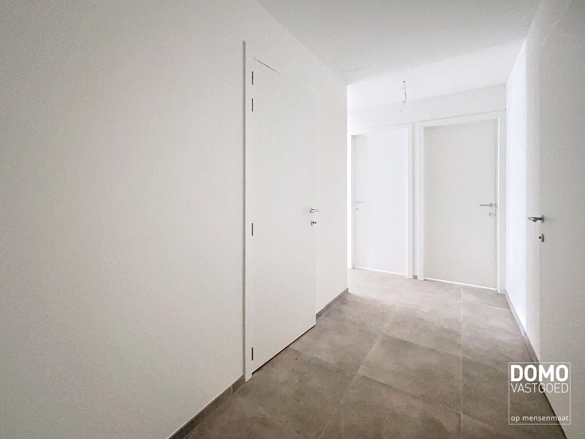 GELIJKVLOERS NIEUWBOUWAPPARTEMENT MET RUIM TERRAS, TUIN &amp; 2 SLAAPKAMERS TE MAASMECHELEN 