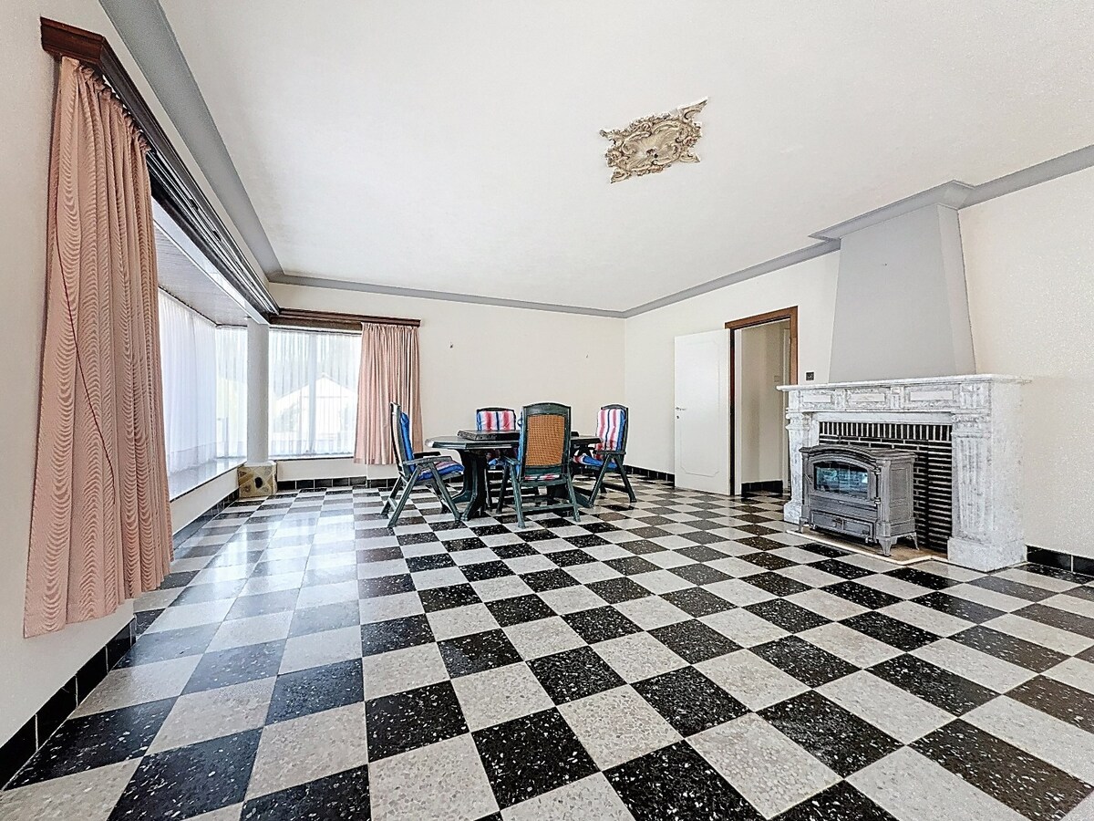 Karaktervolle woning met grote garage nabij centrum St.-Lievens-Houtem 